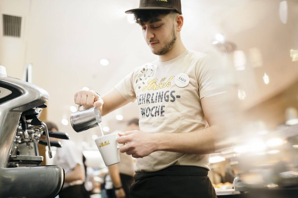Lehrbetrieb Stroeck Junger Mann Mit Caeppi Macht Kaffee Barista Lehrlingswoche