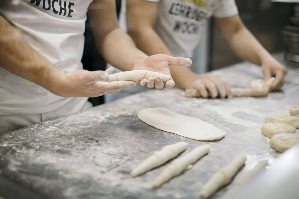 Lehrbetrieb Stroeck Mehl Haende Beim Kneten Formen Teig Brot Salzstange Semmel