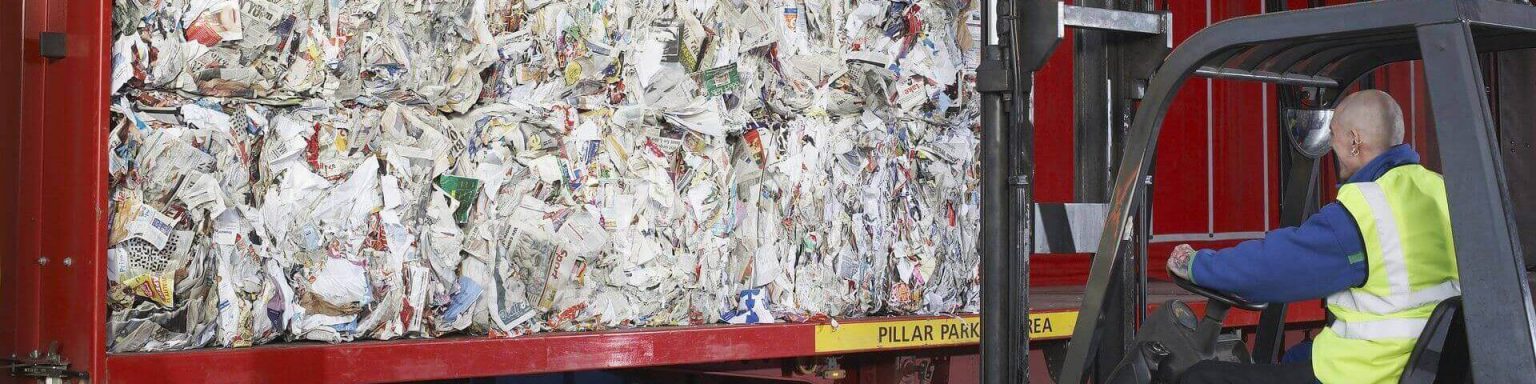 recycltes, gepresstes Papier wird verladen
